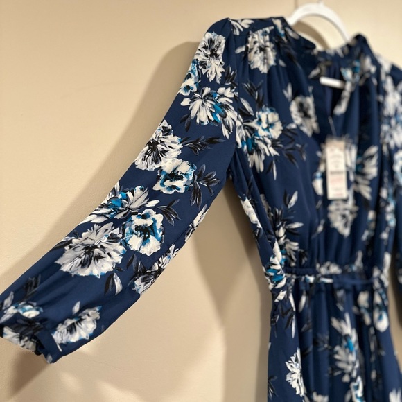 White House Black Market Long Sleeve Soft Floral Print Blouson Donatella Ecru 2 - Picture 7 of 16